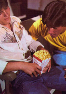 zwei junge Männer mit Popcorn
