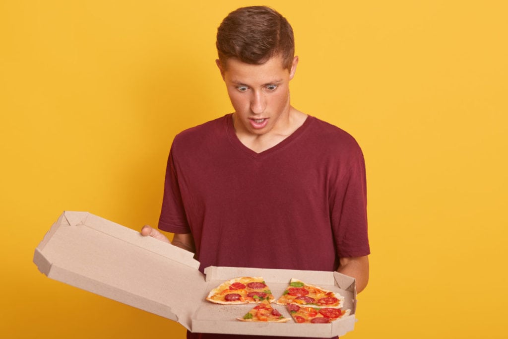 nahaufnahme des mannes der pizza mit geoeffnetem mund und erstauntem gesichtsausdruck betrachtet 1024x683 - Romeo & Julius am 09.02.: Mamma Mia Pizzeria! &#x1f468;&#x200d;&#x1f373;&#x1f355;